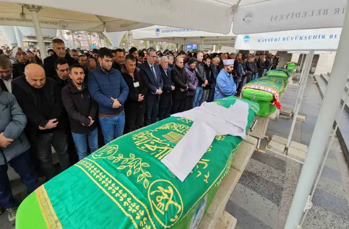 Tıp fakültesi öğrencisi Yaren, hekim önlüğü ile son yolculuğuna uğurlandı
