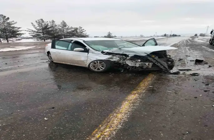 Tır ile otomobil çarpıştı: 2 yaralı
