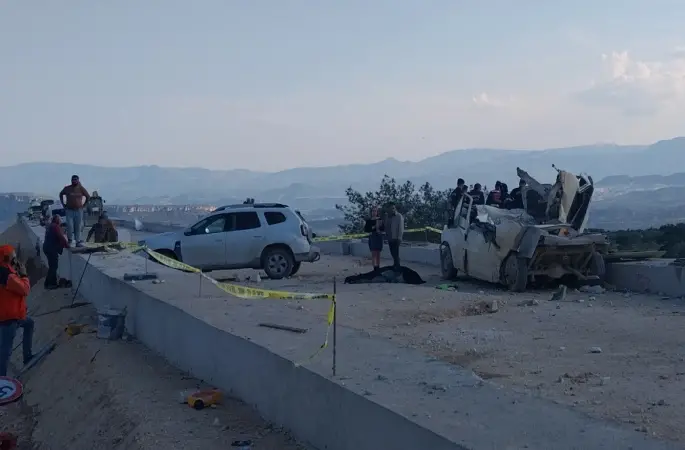 Tır rampaya çarptı, fırlayan mermerler minibüsü parçaladı: 1 ölü, 3 yaralı
