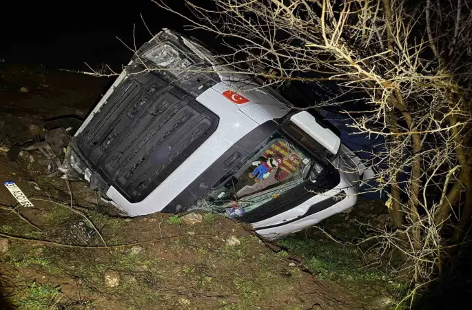 Tır şarampole yuvarlandı, sürücü yaralandı
