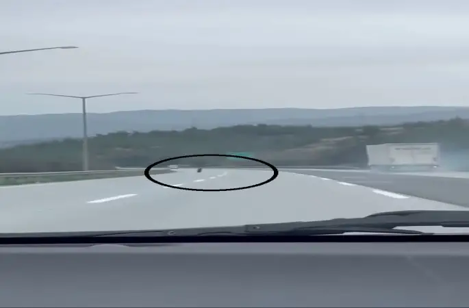Tırdan fırlayan lastik otobanda yüzlerce metre ilerledi
