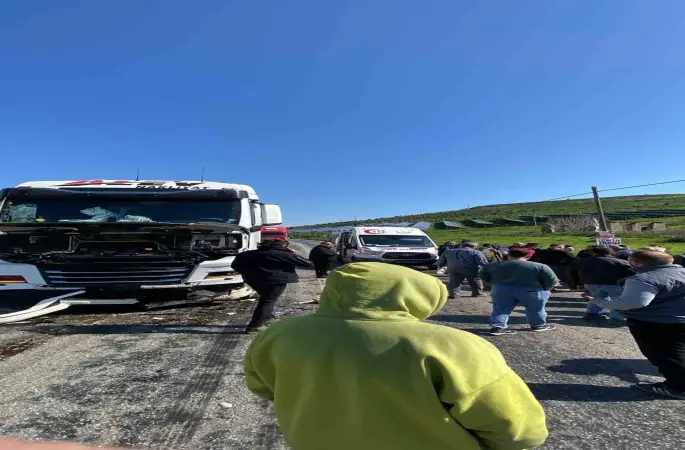 Tire’de hatalı sollama yapan otomobil kamyona çarptı
