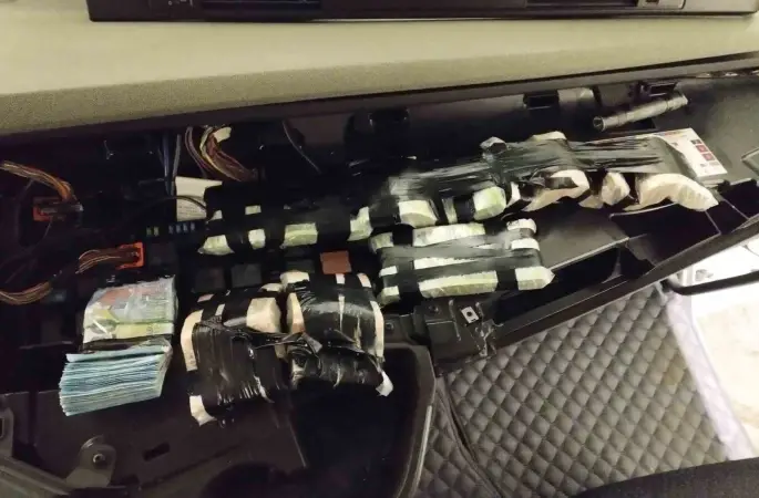 Tırın gösterge paneline gizlenen 101 bin 900 euro komşuya kaldı
