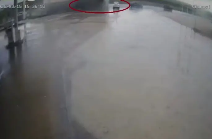 Tırın otomobilin üstüne devrildiği anlar kamerada
