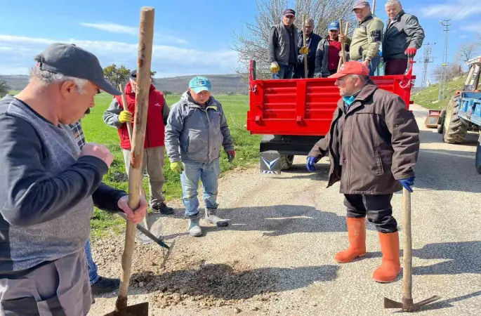 Tokat’ta köy halkı el ele vererek 5 kilometrelik yolu yeniledi
