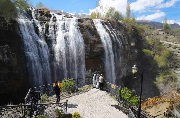 Tortum Şelalesi baharın gelişiyle coştu
