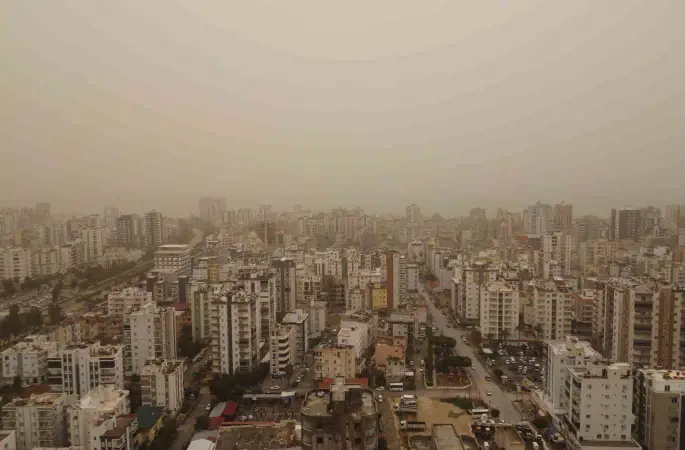 Toz çevreyi kapladı: Görüş mesafesi düştü, hava kızıla döndü
