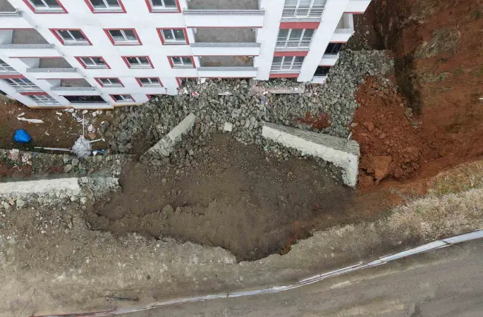 Trabzon’da istinat duvarı çöktü, 9 katlı bina zarar gördü
