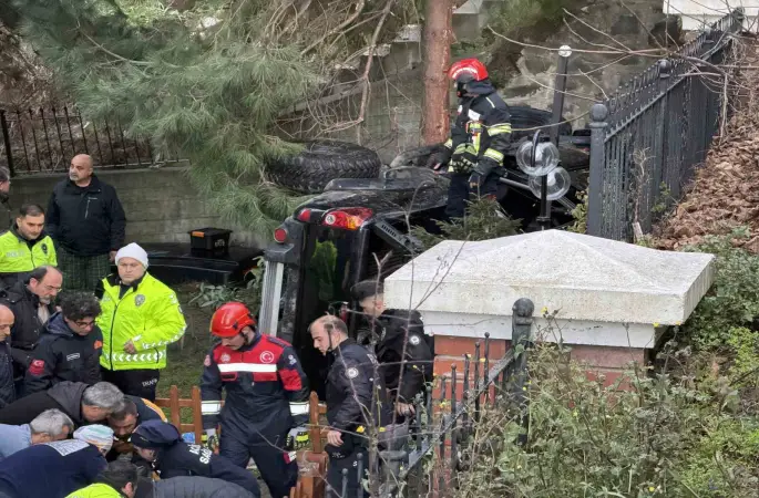 Trabzon’da kamyonet site bahçesine düştü: 2 yaralı
