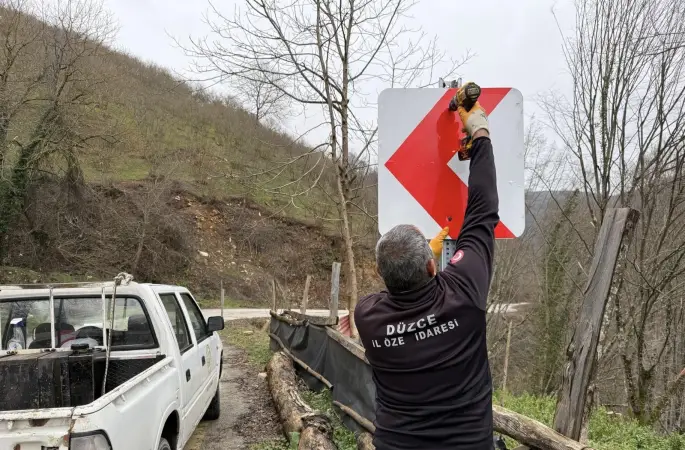 Trafik güvenliği için levhalar yerleştiriliyor
