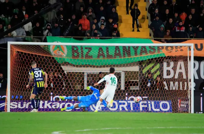 Trendyol Süper Lig: Alanyaspor: 2 - Fenerbahçe: 1 (İlk yarı)
