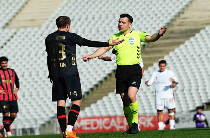 Trendyol Süper Lig: Fatih Karagümrük: 1 - Antalyaspor: 0 (İlk yarı)
