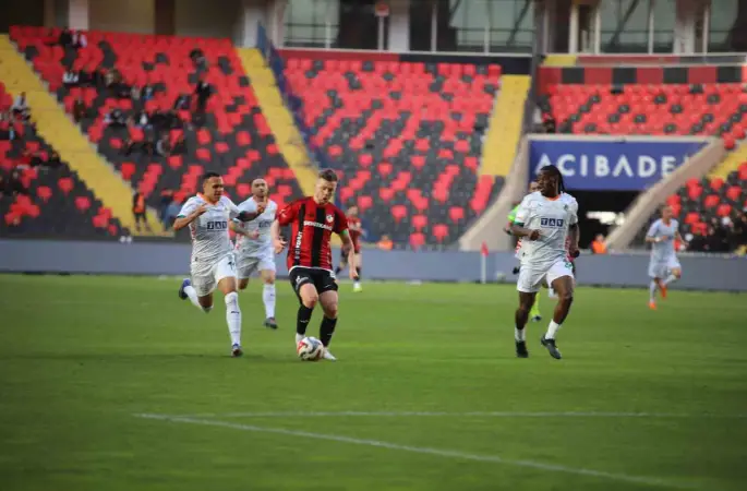 Trendyol Süper Lig: Gaziantep FK: 0 - Corendon Alanyaspor: 1 (İlk yarı)
