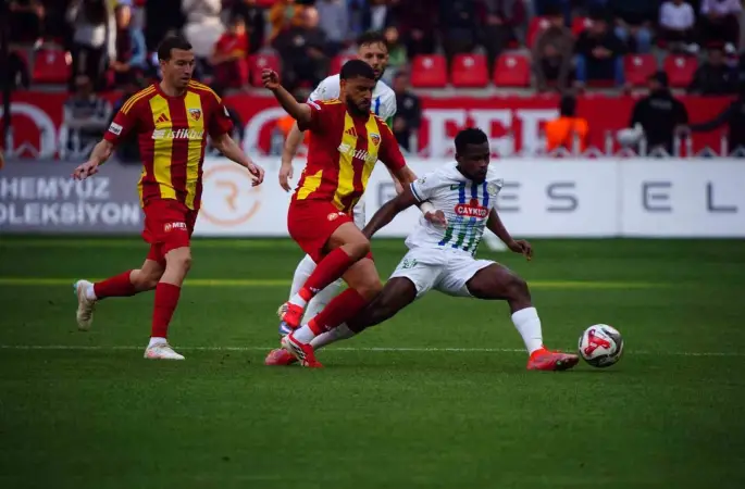 Trendyol Süper Lig: Kayserispor: 0 - Çaykur Rizespor: 0 (İlk yarı)
