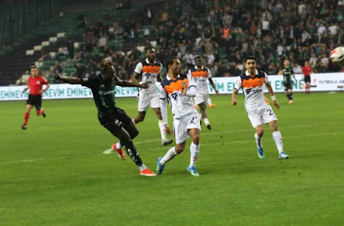 Trendyol Süper Lig: Kocaelispor: 0 - Başakşehir: 0 (İlk yarı)
