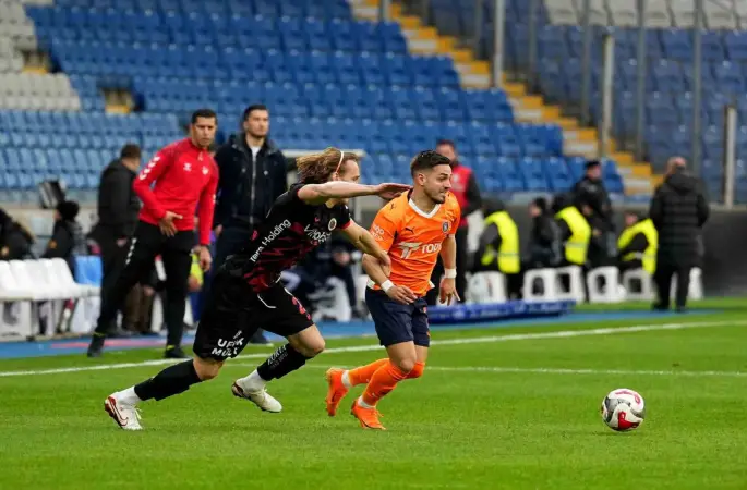 Trendyol Süper Lig: RAMS Başakşehir: 1 - Gençlerbirliği: 0 (Maç devam ediyor)
