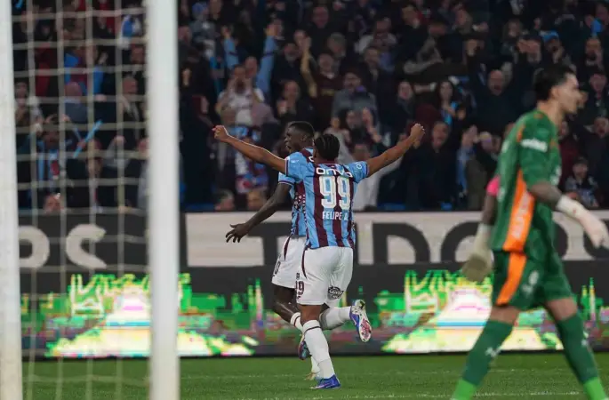 Trendyol Süper Lig: Trabzonspor: 1 - Galatasaray: 0 (İlk yarı)
