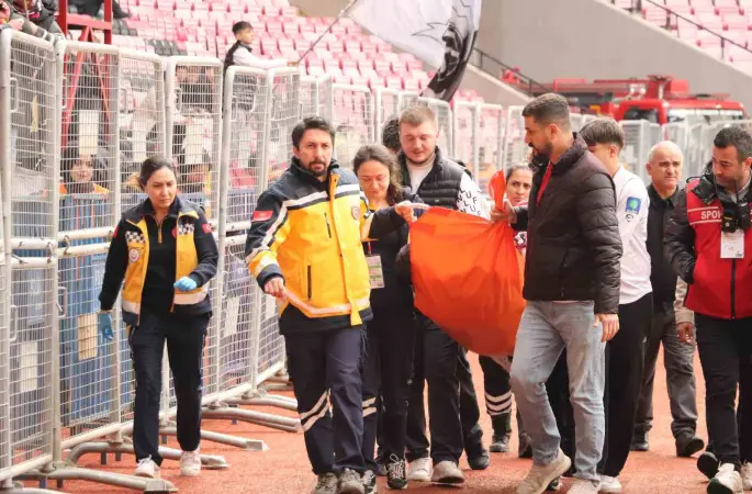 Tribünde epilepsi nöbeti geçiren taraftara sağlık ekipleri müdahale etti
