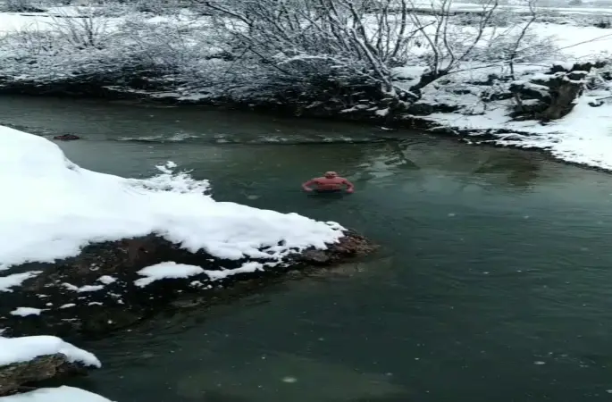 Tunceli’de sıra dışı anlar: Aynı vadide su samurları ve buz gibi suda yüzen gençler dikkat çekti
