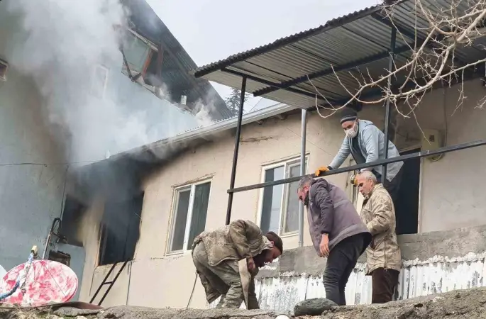 Tunceli’deki ev yangını ekiplerin müdahalesi ile söndürüldü
