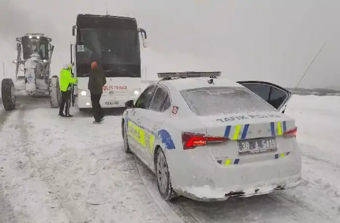 Tur otobüsünde donma tehlikesi geçiren 44 kişi kurtarıldı
