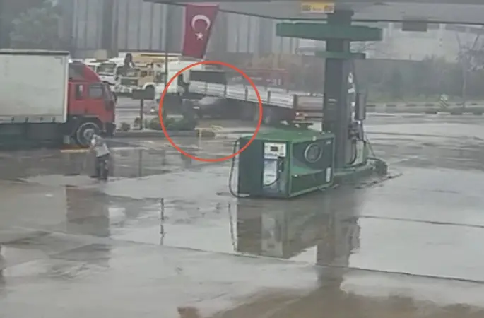 Turgutlu’da otomobil tırın altına ok gibi saplandı. O anlar kamerada
