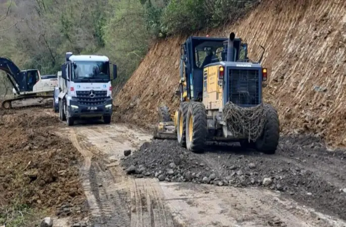 Türkeli’de heyelan sonrası köy yolu güvenli hale getirildi
