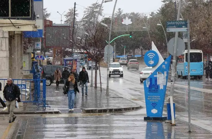 Türkiye baharı yaşarken, Erzurum güne lapa lapa karla uyandı
