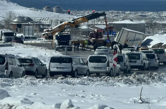 Tuşba’da tır kazasında uzun araç kuyruğu oluştu
