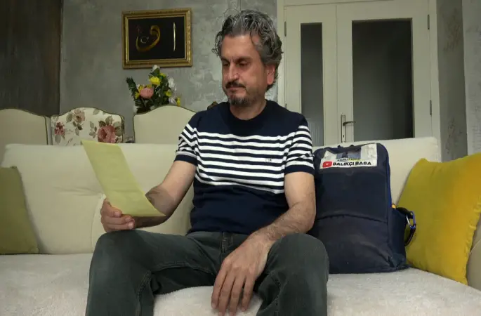 Tuttuğu devasa balıkla sevinç yaşayan öğretmenin mutluluğu yazılan cezayla yarıda kaldı
