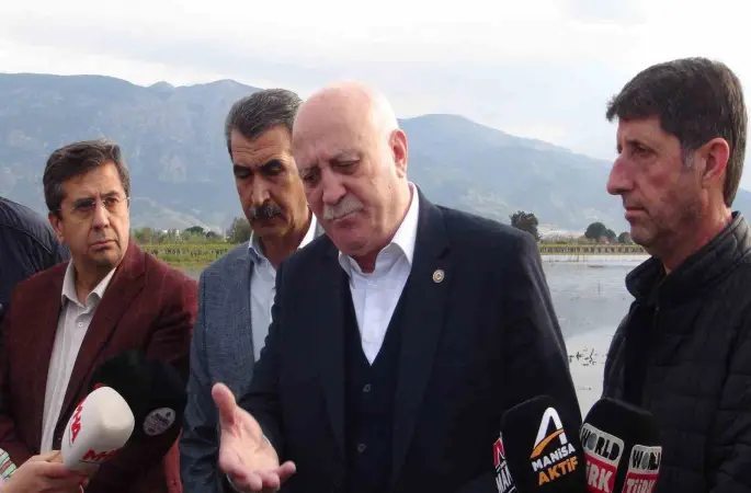 TZOB Genel Başkanı Bayraktar, Manisa’da su altında kalan tarım arazilerini inceledi, destek çağrısı yaptı
