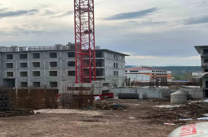 Ücretlerini alamadıklarını iddia eden işçiler kule vince çıktı
