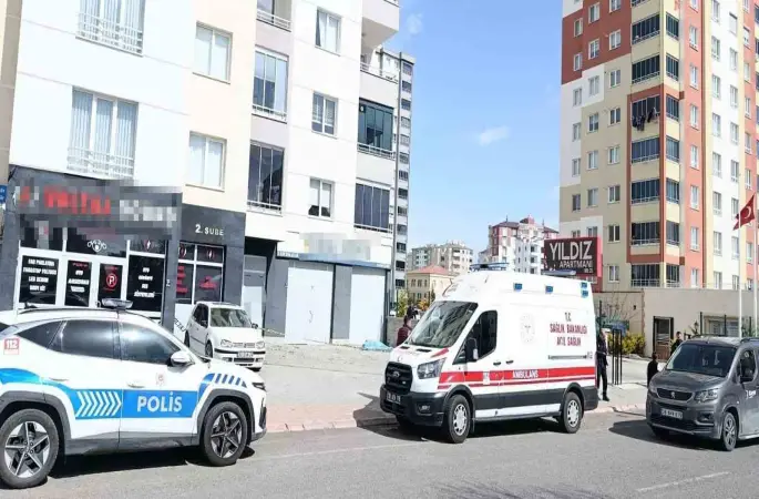 Üçüncü kattan düşen yaşlı adam öldü
