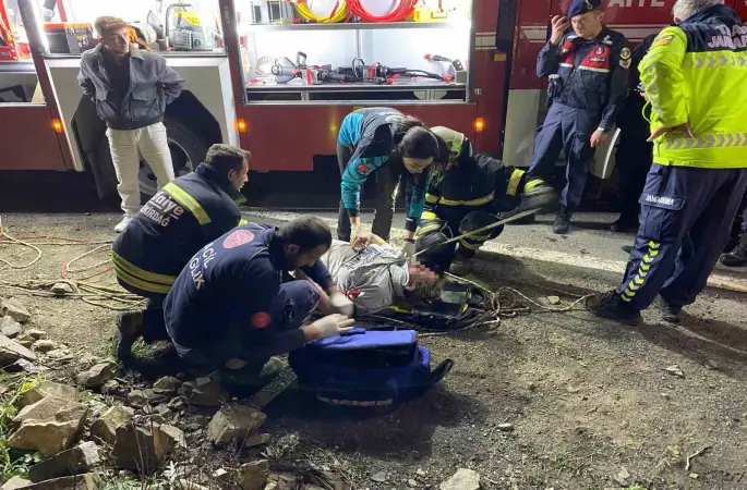 Uçurumdan deniz kıyısına yuvarlanan otomobilde 3 kişi yaralandı
