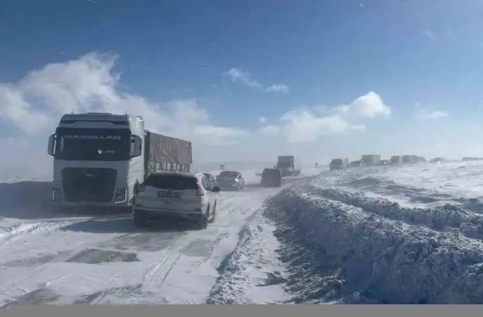 Ulaşıma kar ve tipi engeli
