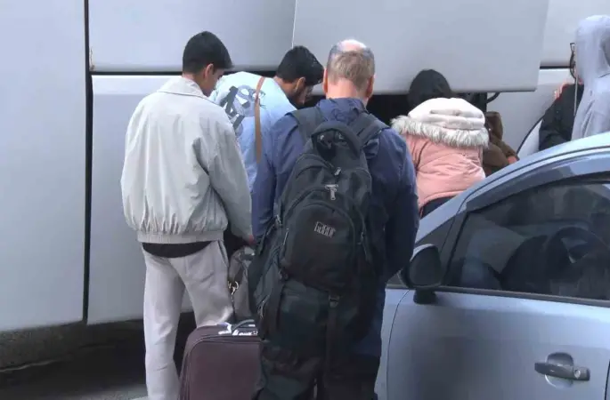 Ülkelerine giden İranlılardan Amerika ve İsrail’e tepki
