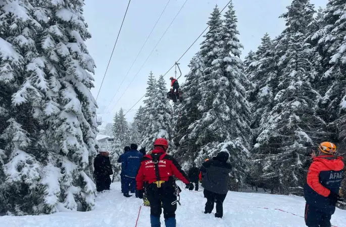 Uludağ’da telesiyej arızası: 52 tatilci kurtarıldı, 8 kişiyi kurtarma çalışması sürüyor
