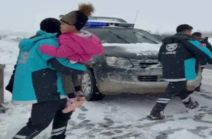 UMKE hasta kurtarmak için karlı yolları aşıyor
