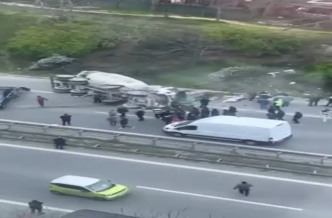 Ümraniye’de araca çarpan beton mikseri devrildi: 1 yaralı
