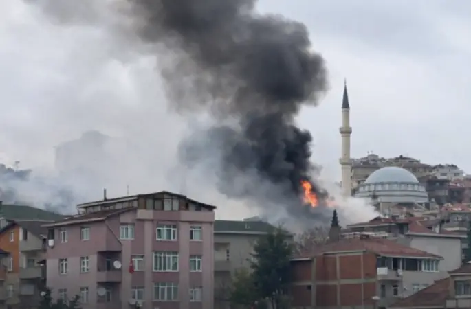 Ümraniye Atakent’te çıkan yangında yoğun duman gökyüzünü kapladı