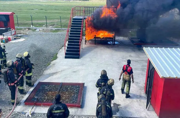 Üniversite öğrencilerine uygulamalı itfaiyecilik eğitimi
