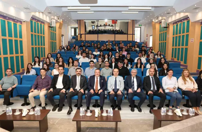 Üniversiteli öğrenciler Denizli OSB Yönetim Kurulu Başkanı Selim Yaymanoğlu ile buluştu
