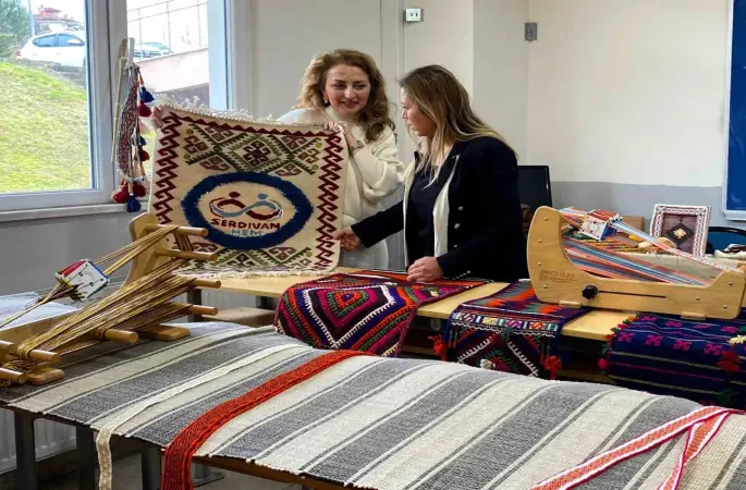 Üniversiteli öğrenciler geleneksel dokumayı yerinde öğrendi
