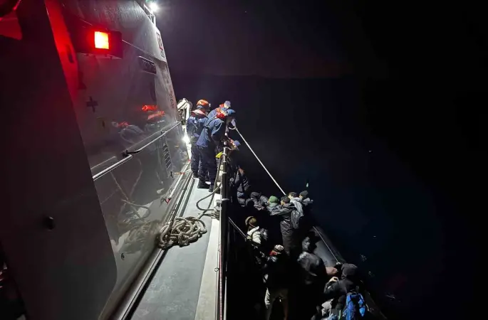 Urla açıklarında lastik botta 21 kaçak göçmen yakalandı

