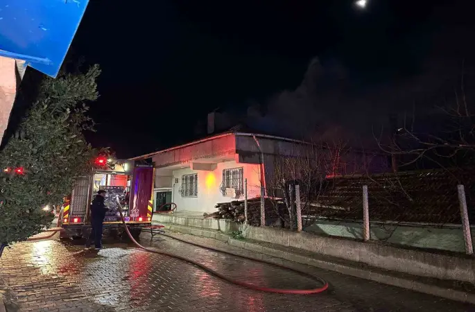 Uşak’ta çatı yangını paniğe neden oldu
