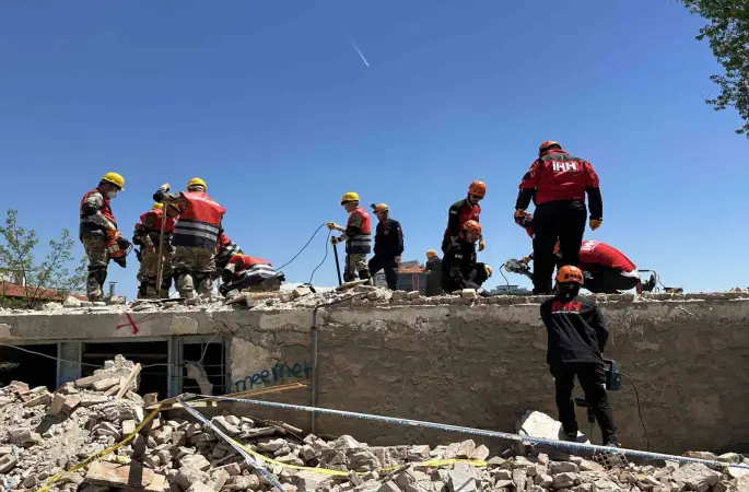 Uşak’ta gerçeği aratmayan deprem tatbikatı gerçekleştirildi
