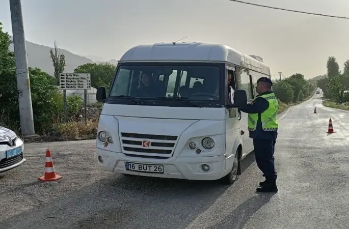 Uşak’ta polis ve jandarmadan okul çevreleri ve servislere sıkı denetim
