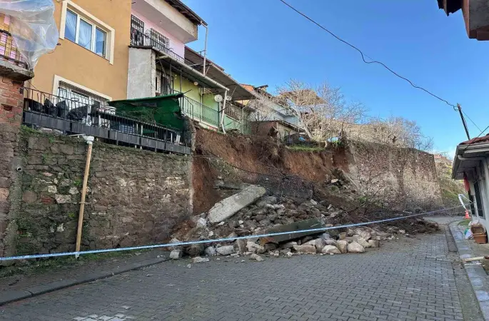 Uşak’ta yağış sonrası istinat duvarı çöktü, toprak kayması yaşandı: 3 ev tahliye edildi
