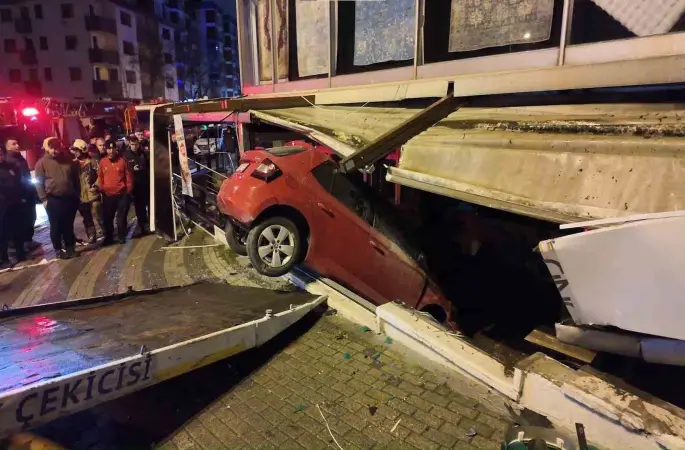 Üsküdar’da kontrolden çıkan otomobil iş yerine daldı

