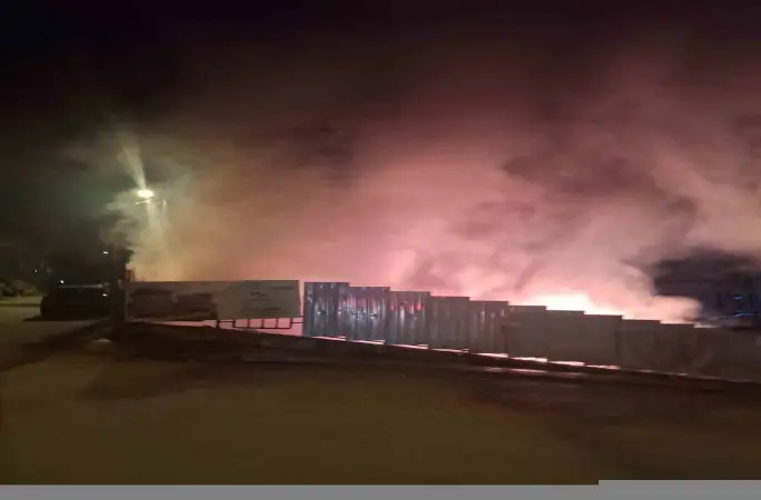 Üsküdar’da şantiyede işçilerin kaldığı konteynerlerde yangın
